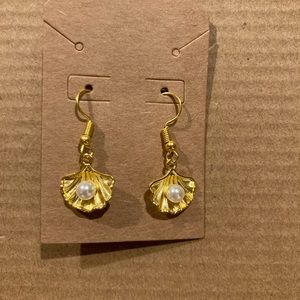 gold clam pearl earrings